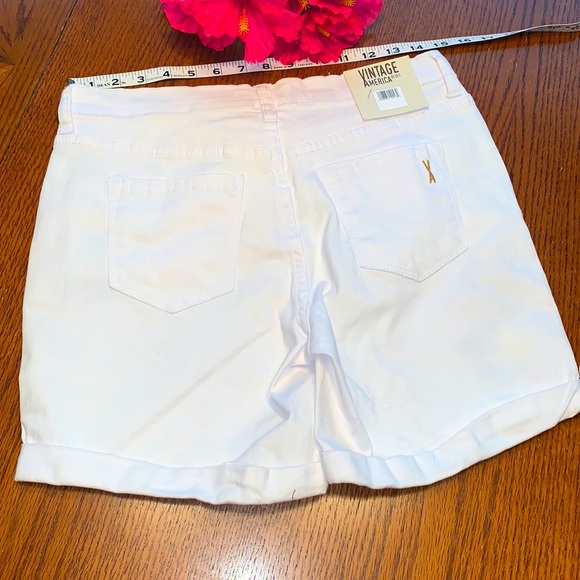 ⭐️NWT🆕White Floral Embroidered Denim SHORTS🌸 - Picture 4 of 10